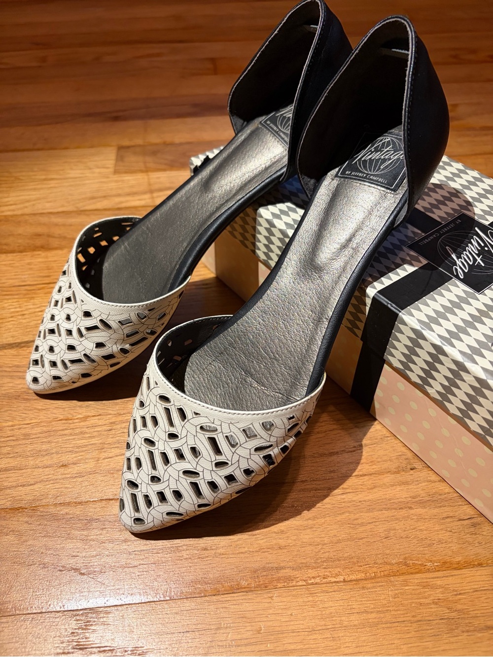 Vintage by Jeffrey Campbell Inlove White Celtic Punch Black Flats Sz 10